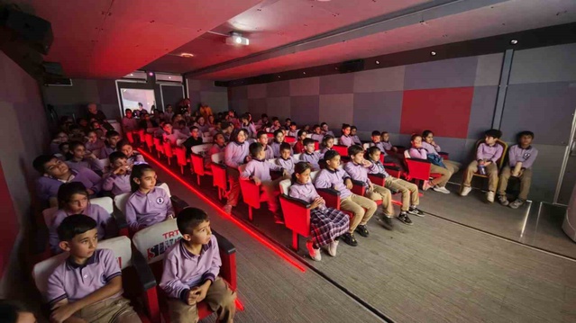 Ahlat'ta çocuklar TRT Sinema Tırı'nda animasyon filmle beyaz perde heyecanı yaşadı
