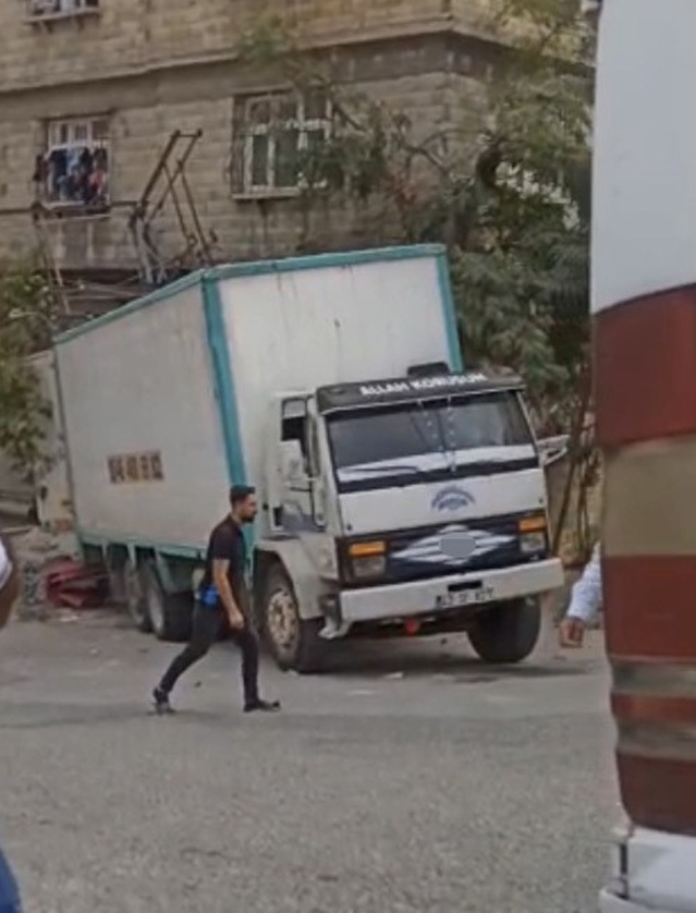 İddiaya göre Gaziantep'te kamyonun freni boşaldı, araç eve çarptı, yaralanan olmadı
