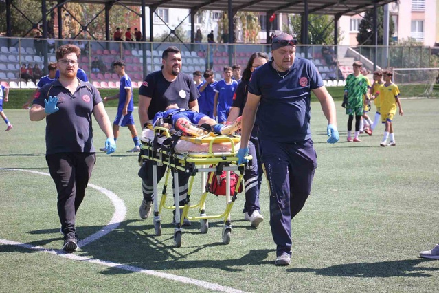 Denizli'de U14 maçında iki oyuncu çarpıştı, dili boğazına kaçan çocuk sporcu kurtarıldı