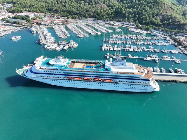 Kruvaziyer Astoria Grande, 368 yolcu ve 352 personelle Marmaris'e yanaştı