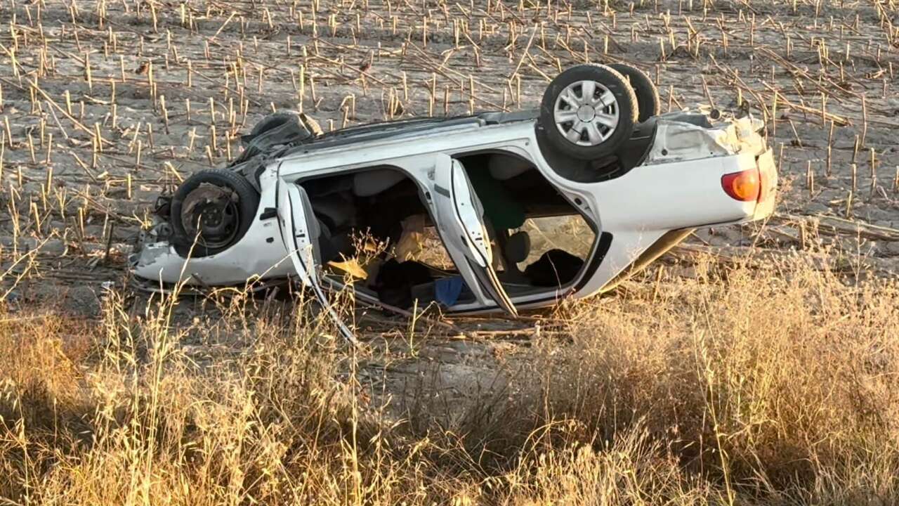 Tarlaya uçan otomobil takla attı