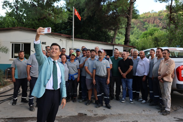 Marmaris Belediye Başkanı Ünlü, temizlik personelini ziyaret edip teşekkür etti