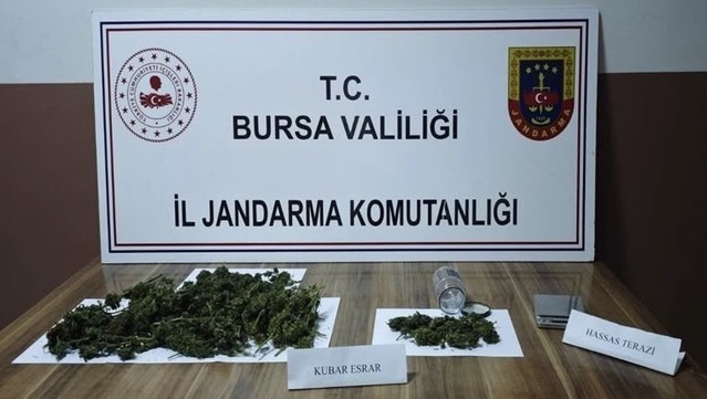 İnegöl'de bir şüphelinin evinde 1 kilo 71 gram kubar esrar bulundu