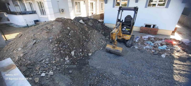 Burhaniye'de Diyanet Gençlik Merkezi bahçesinde yenileme tamamlanma aşamasına geldi