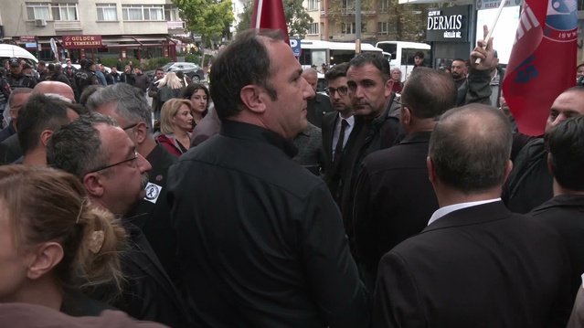Eğitim-İş'ten Özbay, Manisa saldırısı ardından MEB önünde 7 bakanı istifaya çağırdı