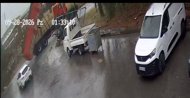 Eskişehir'de damperi açık kamyon sanayi sitesi kapısını yıktı, o anlar kamerada