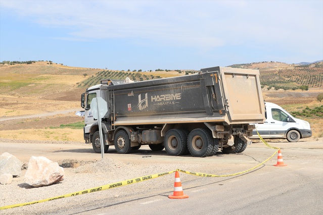 Kilis Musabeyli'de hafif ticari araçla hafriyat kamyonu çarpıştı, 3 kişi ağır yaralandı