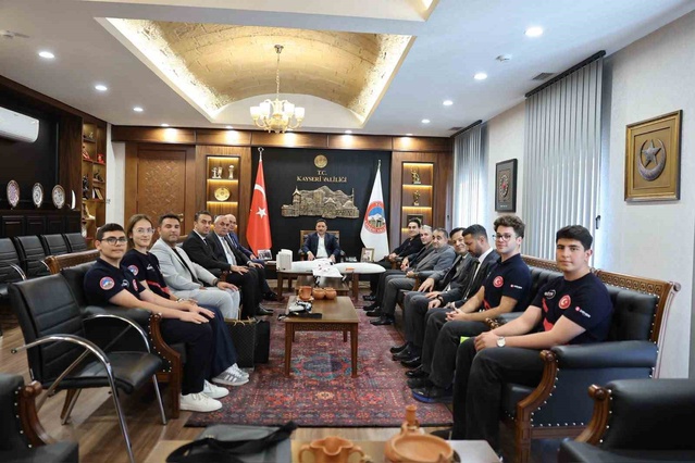ABD'de dünya birincisi olan GÖKTİM KartalAir takımını Kayseri Valisi Çiçek ağırladı