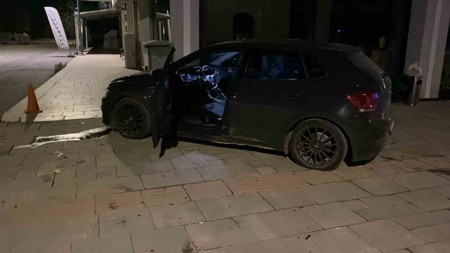 Bursa İnegöl'de gece otomobil kaldırıma çıkarak tabelaları devirdi, sürücü yaralandı