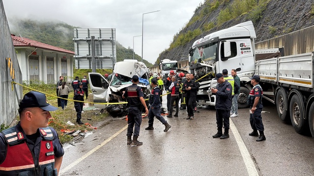 Bartın-Karabük yolunda TIR'a çarpan minibüste sürücü öldü, 11 kişi yaralandı