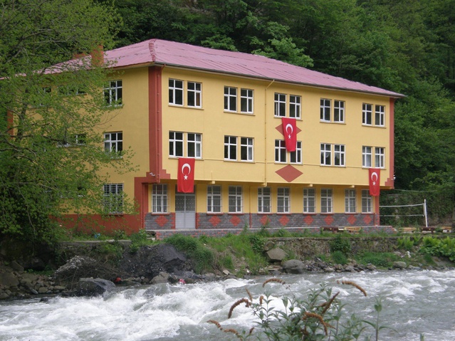 Adem Sazkaya, 1993 mezunu olduğu Çamlıhemşin'deki lisenin müdürlüğüne atandı