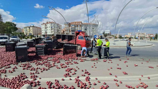 Karaman'da elma yüklü kamyonetin halatı kopunca yaklaşık 5 ton elma yola saçıldı