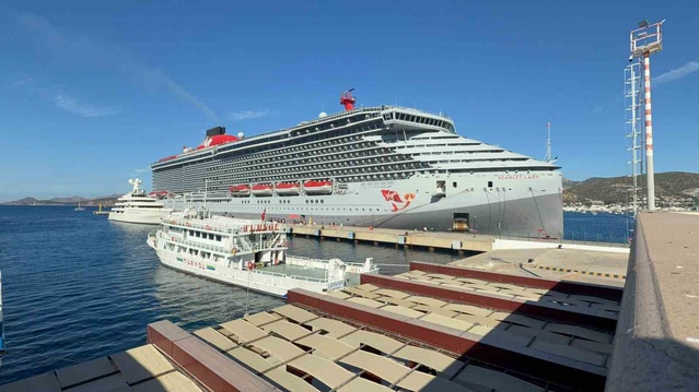 277 metrelik Scarlet Lady, 2 bin 637 yolcuyla Muğla Bodrum'a demirledi