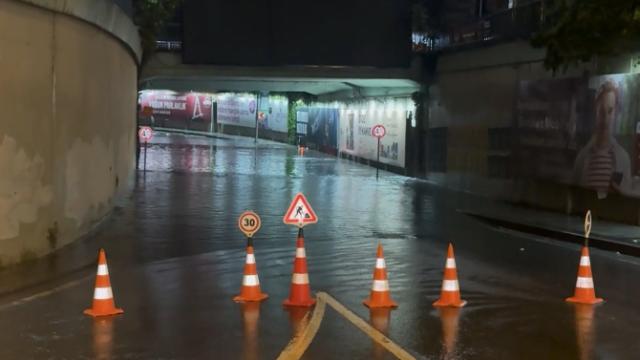 İstanbul'da Zincirlikuyu'daki alt geçidi su bastı