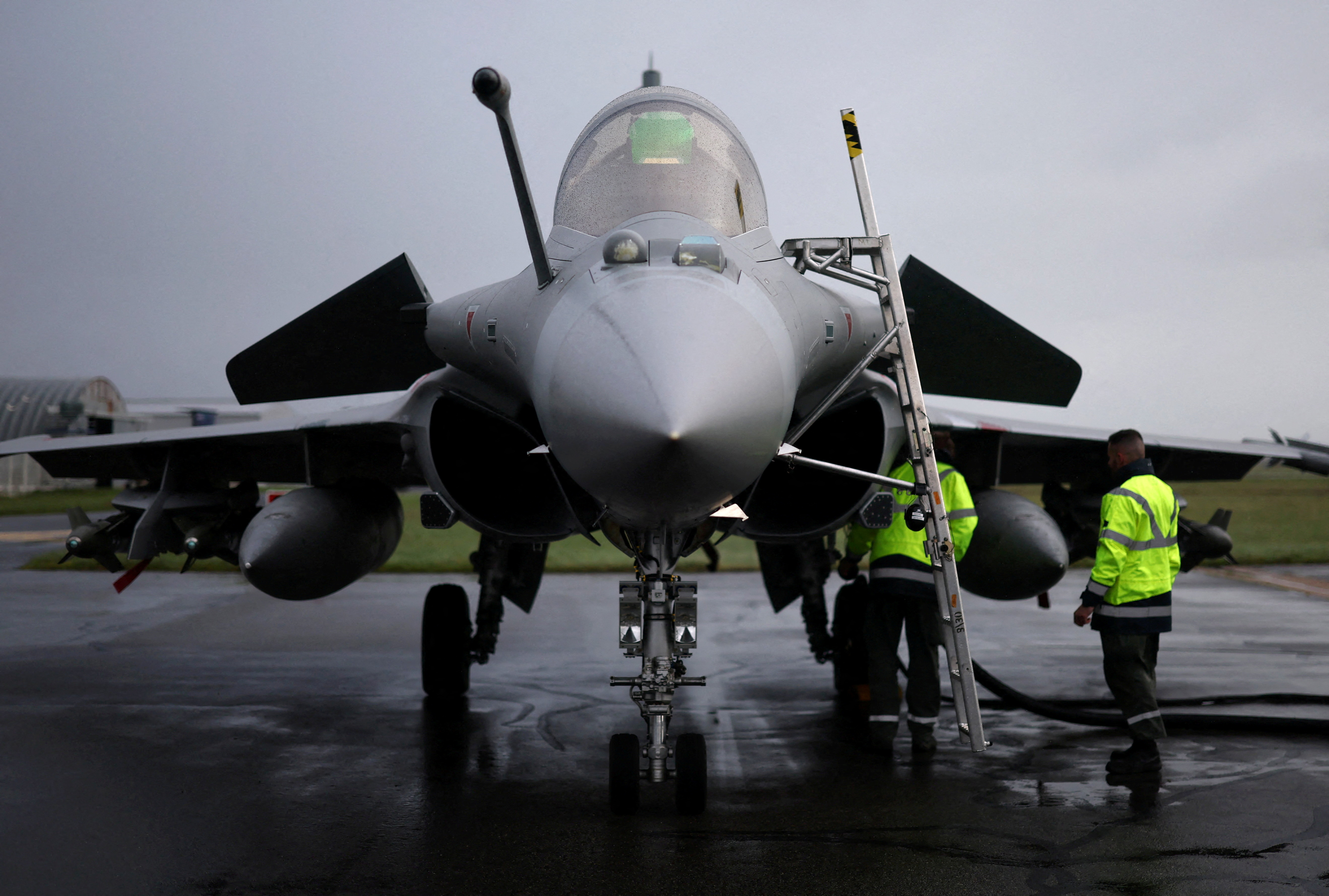 Almanya'daki Spangdahlem ABD Hava Üssü'nden kalkan bir F-16 düştü