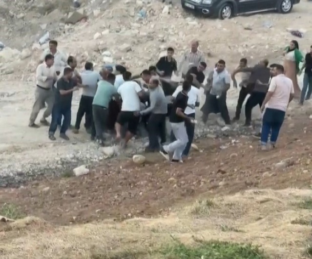 Gaziantep Şahinbey'de iki aile kavgasının yeni görüntülerinde araç kalabalığa daldı