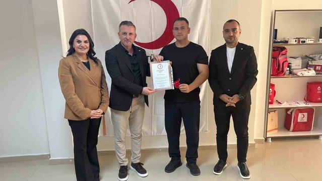 Tunceli'de 26'ncı kez kan bağışında bulunan Serdar Çetindağ'a gümüş madalya verildi