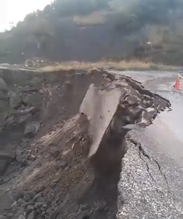 Tokat Pazar'da heyelan Ocaklı köyü yolunun bir bölümünü çökertti