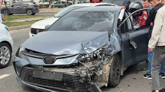 Düzce D655 Karayolu'nda motosiklet ve otomobil çarpıştı, 2'si ağır 3 kişi yaralandı