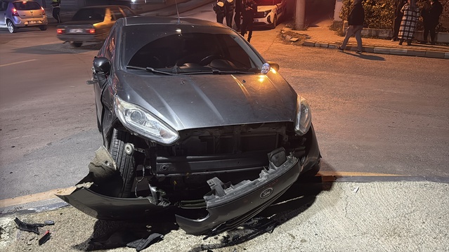 Karabük'te iki otomobil çarpıştı, yaralanan 2 sürücü iki ayrı hastaneye kaldırıldı