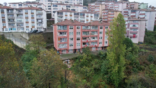 Zonguldak Tepebaşı'nda 135 haneli site sakinleri zemin kaymasından endişe duyuyor