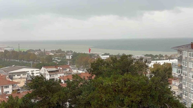 Bursa Mudanya'da sel suları denizin rengini kahverengiye çevirdi