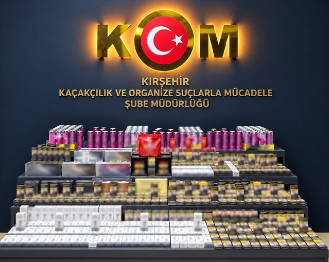 Kırşehir polisi otomobilde 750 paket gümrük kaçağı sigara ve 120 ürün buldu