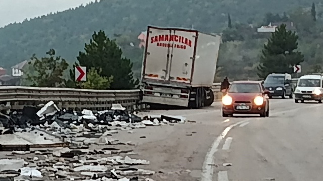Sinop Boyabat'ta balık yüklü kamyon bariyerlere çarparak devrildi, 1 kişi öldü