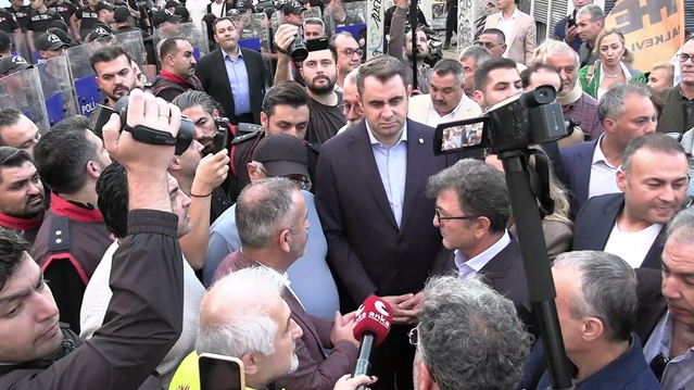 İzmir'de Emek ve Demokrasi Güçleri, Tugay'ın AKP'ye geçiş iddiasına tepki gösterdi