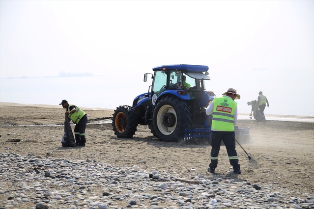 Dörtyol, Erzin ve Payas sahillerini Hatay Büyükşehir ekipleri temizledi