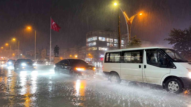 Hakkari'de yağmur hayatı olumsuz etkiledi, bazı vatandaşlar iş yerlerine sığındı