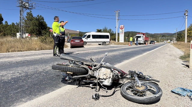 Kütahya'da otomobil ile çarpışan motosikletin sürücüsü öldü, 2 kişi yaralandı