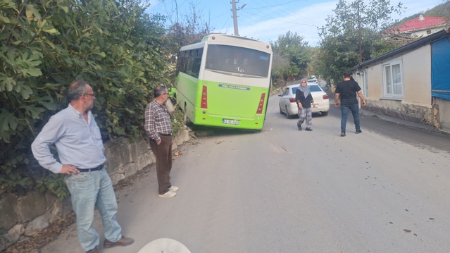 Gebze'de halk otobüsünün duvara çarpmasıyla 10 yolcu hafif yaralandı