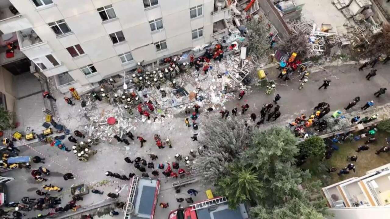 Maltepe’de 7 katlı binada çökme: Bina enkazında umutlu bekleyiş