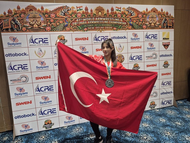 Samsunlu lise öğrencisi Keskin, dünya şampiyonasında 45 kiloda gümüş madalya kazandı