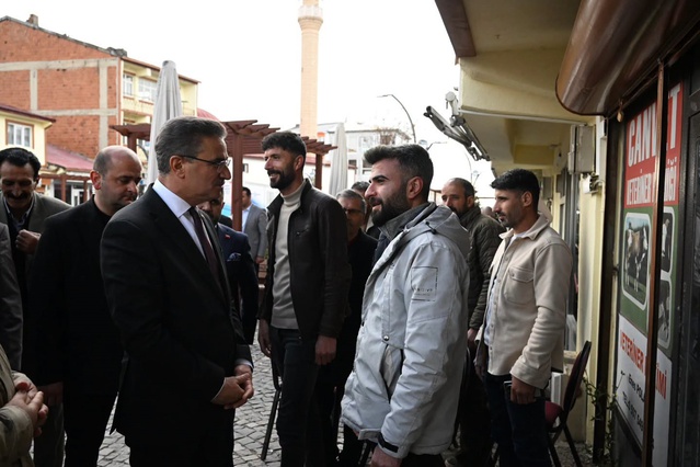 Erzurum Valisi Aydın Baruş, Karayazı'da esnaf ve vatandaşların taleplerini dinledi