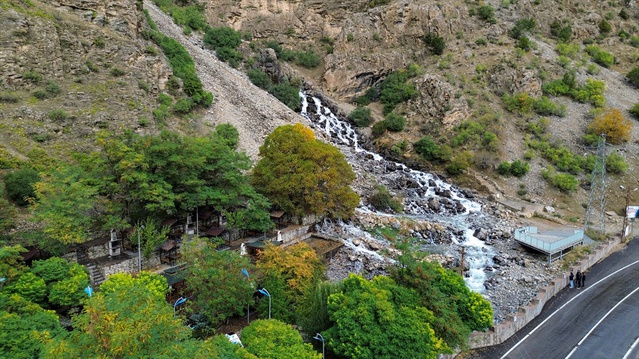 Van Çatak'ta hassas alan Kanispi Şelalesi yağışlarla yeniden akmaya başladı
