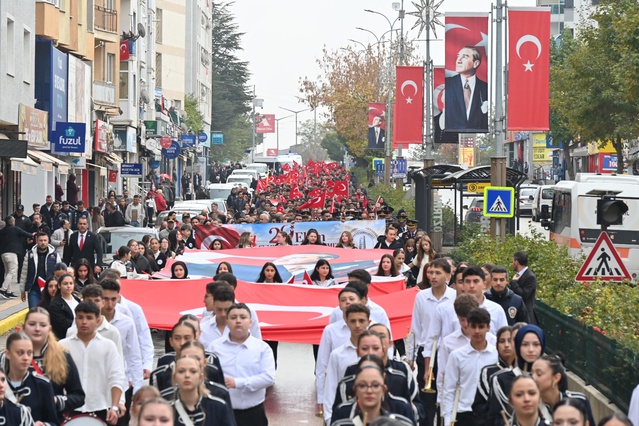 Bozüyük’te Cumhuriyet Bayramı yürüyüş ve törenlerle kutlandı