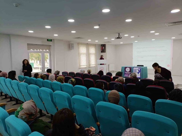 Erzincan'da Aile ve Sosyal Hizmetler personeline meme kanserinde erken tanı anlatıldı