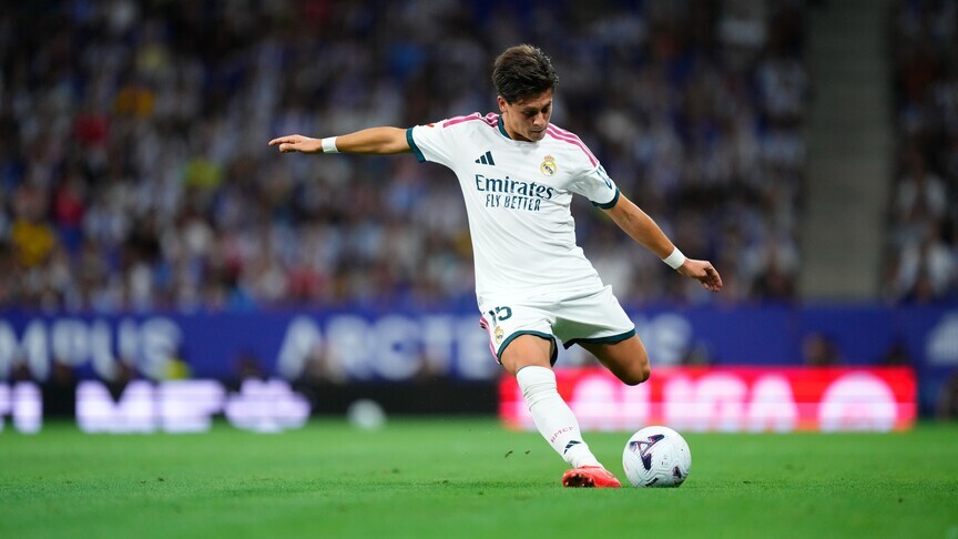Real Madrid'de eylül ayının oyuncusu seçilen Arda Güler, ödülünü aldı