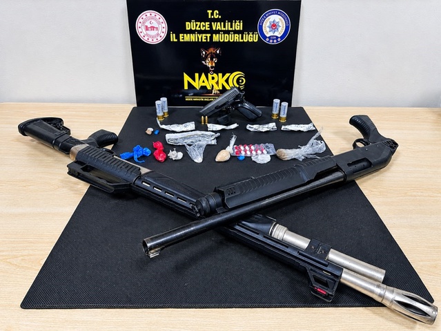 Düzce'de narkotik operasyonda uyuşturucu ve silahlar ele geçirildi, 2 kişi tutuklandı