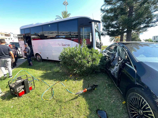 Alanya'da midibüs ile otomobil çarpıştı, 2 yaralıdan biri itfaiyeyle kurtarıldı
