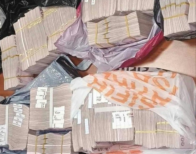 Bulgar gümrüğü Dereköy'den gelen yolcunun valizinde 8 zarf içinde 4 milyon TL buldu