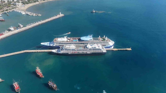 Alanya'ya iki kruvaziyerle gelen 2 bin 400 turistin çoğu İngiliz ve ABD'li oldu