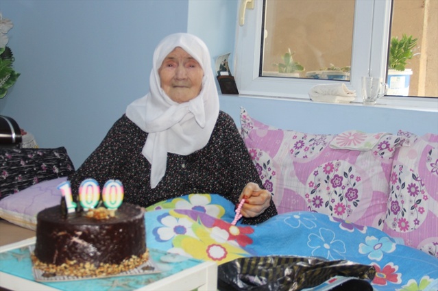 Afyonkarahisar Evciler'in en yaşlısı Saliha Ata'nın 100. yaş günü evinde kutlandı