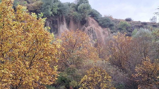 Erzincan'da Girlevik'ten gelen sel restoranları basınca masa ve sandalyeler taşındı
