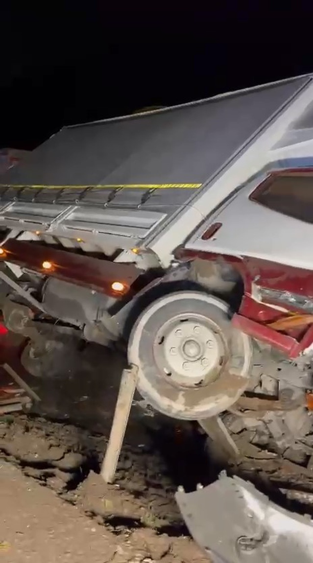Bursa'da 4 aracın karıştığı kazada sürücüler yaralandı, trafik aksadı