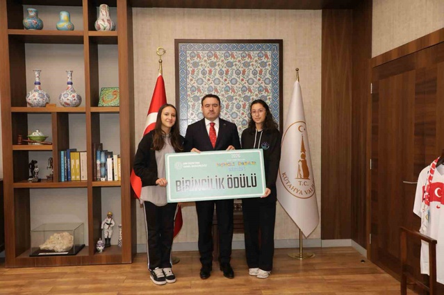 Türkiye birincisi Tavşanlı Kız Anadolu İHL öğrencileri projesini Vali Işın'a anlattı