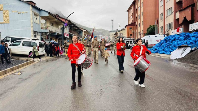Beytüşşebap'ta 29 Ekim kutlamasında çocuk yağmurda 5 kilometre askerlerle yürüdü