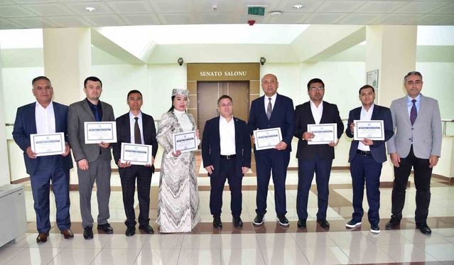 Özbekistan'dan gelen 9 akademisyen Balıkesir Üniversitesinde sertifika aldı
